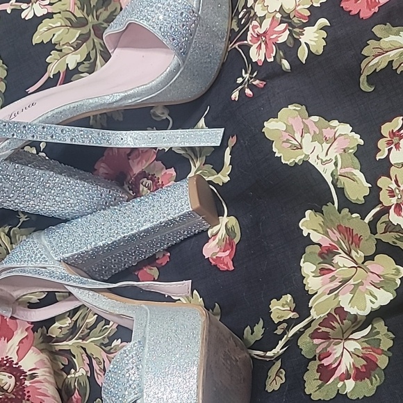 Heels - Picture 3 of 4